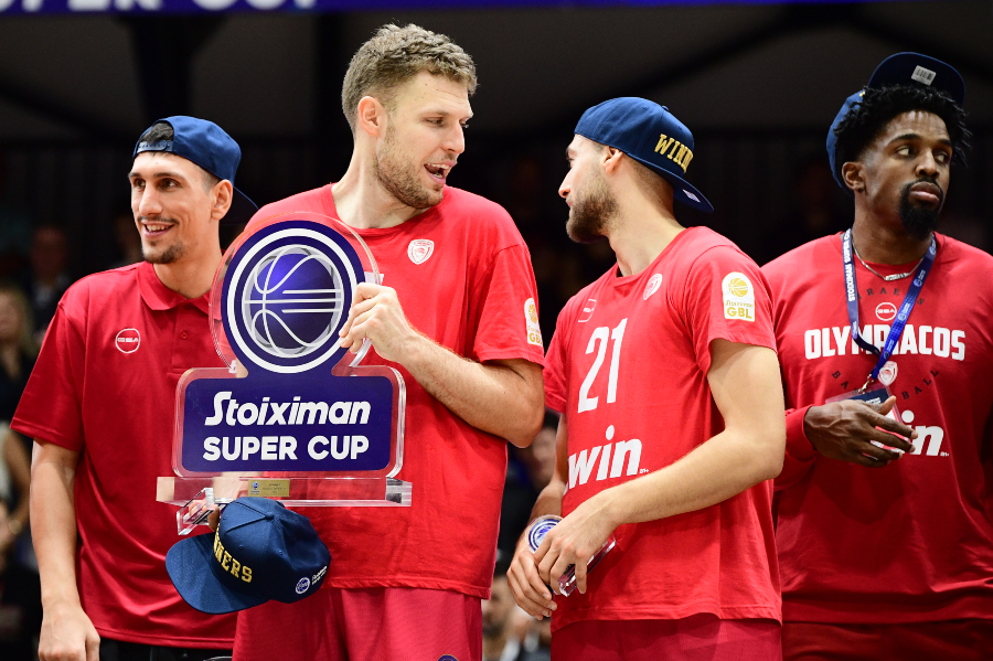 Ολυμπιακός: Η απονομή του τροπαίου του Stoiximan Super Cup
