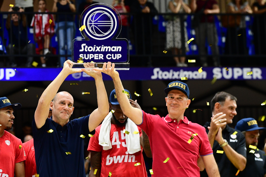 Ολυμπιακός: Η απονομή του τροπαίου του Stoiximan Super Cup