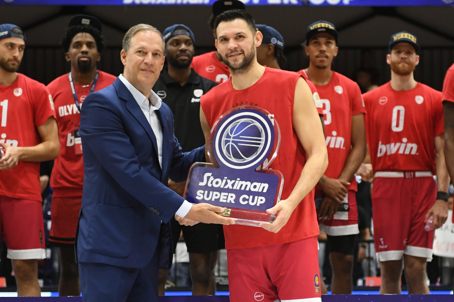 Ολυμπιακός: Η απονομή του τροπαίου του Stoiximan Super Cup