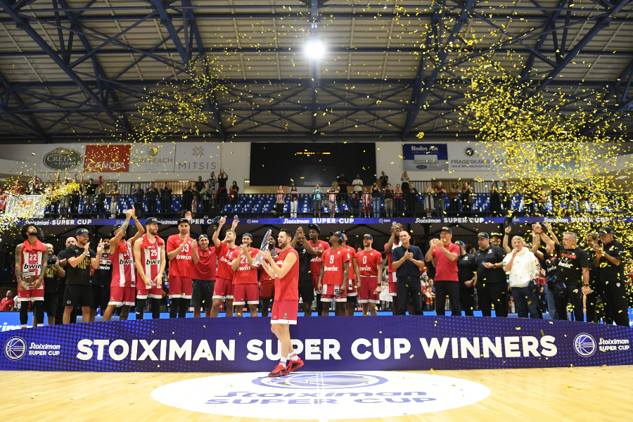 Ολυμπιακός: Η απονομή του τροπαίου του Stoiximan Super Cup