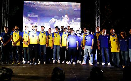 Αποκαλυπτήρια του Περιστερίου στην κατάμεστη Πλατεία Δημαρχείου