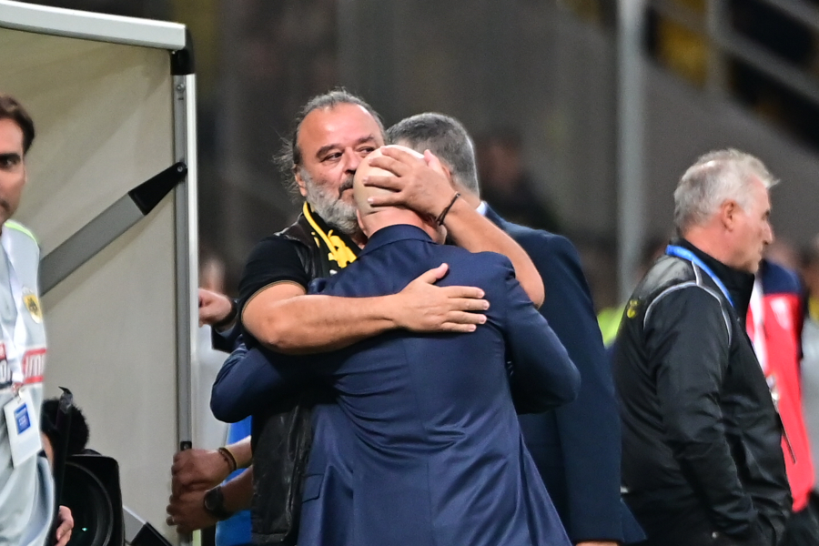 ΑΕΚ: Ο Ηλιόπουλος χάρισε μια φανέλα στον Μάνταλο για τις 400 συμμετοχές του