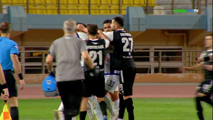 Φώναξε για κόκκινη του Τετέι ο ΟΦΗ, αποβλήθηκε ο Σενγκέλια γιατί τράβηξε το μαλλί του Αντονίσε!