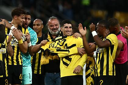 Όλη η ΑΕΚ μια αγκαλιά για τις 400 συμμετοχές του Μάνταλου