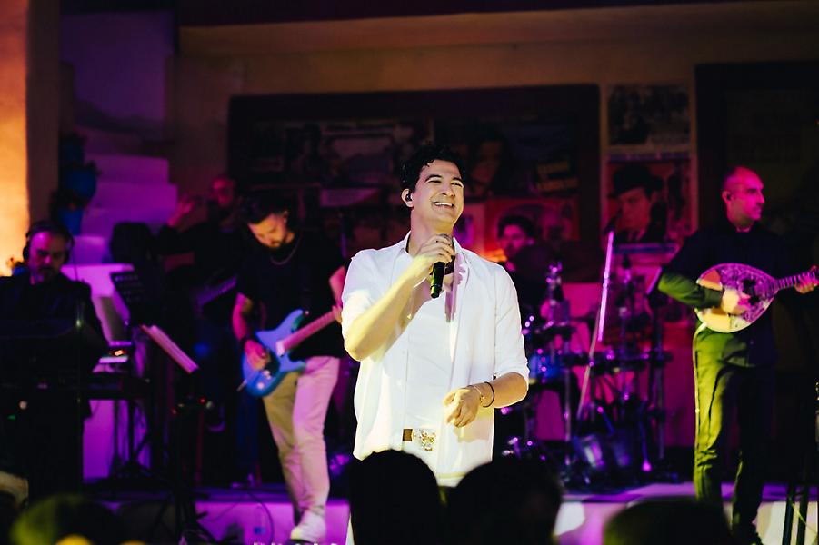 Δήμος Αναστασιάδης: Με διάκοπη ρεύματος, 112 και μούσκεμα από τη βροχή, συνέχισε να τραγουδάει