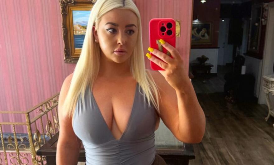 «Οι άλλες μαμάδες με έχουν αποκλείσει από τον φιλικό κύκλο του γιου μου επειδή έχω μεγάλο στήθος»