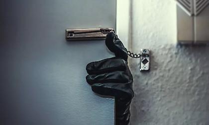 Τρόμος για μία οικογένεια στην Άνοιξη: Θύματα άγριας επίθεσης μέσα στο σπίτι τους