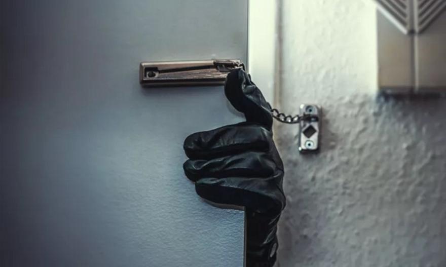 Τρόμος για μία οικογένεια στην Άνοιξη: Θύματα άγριας επίθεσης μέσα στο σπίτι τους