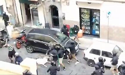Καρεκλιές και οδομαχίες μεταξύ οπαδών της Νάπολι και της Σπόρτινγκ!
