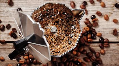 Τι είναι το moka pot και γιατί οι coffee experts λατρεύουν να φτιάχνουν καφέ με αυτό