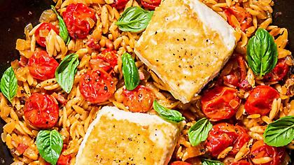 Κριθαρότο αματριτσιάνα με μπακαλιάρο σε ένα σκεύος