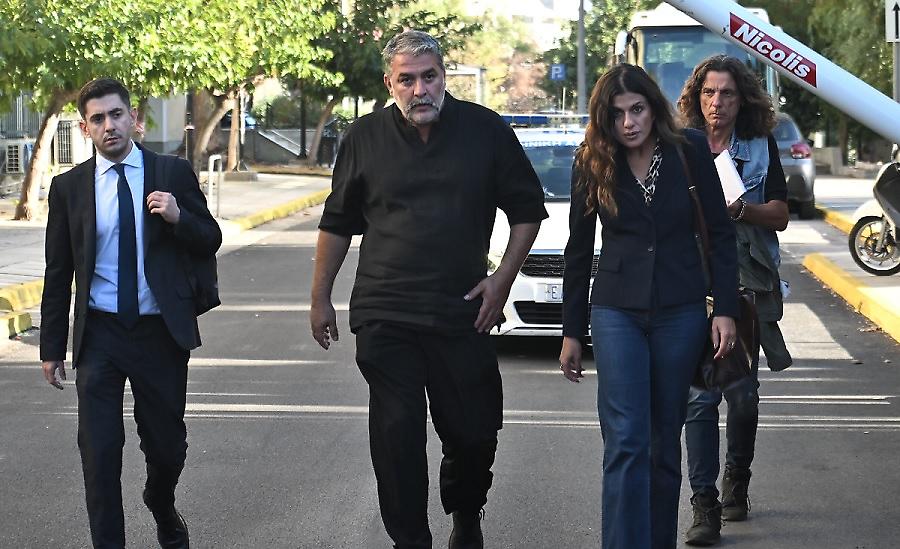 Βασίλης Μπισμπίκης: Πέρασε από τη γειτονιά για τις συγγνώμες του με γλυκά στα χέρια