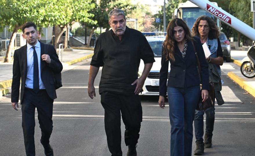 Βασίλης Μπισμπίκης: Πέρασε από τη γειτονιά για τις συγγνώμες του με γλυκά στα χέρια