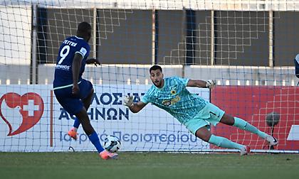 Από… μοιραίος, ωραίος ο Στρακόσα: Έπιασε το πέναλτι του Τετέι μετά από παράβαση του ίδιου