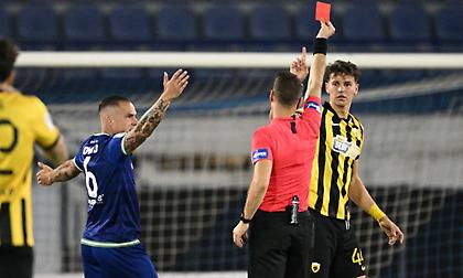 Με δέκα παίκτες η ΑΕΚ από το 48' μετά την απευθείας αποβολή του Ρέλβας για φάουλ στον Τετέη!