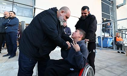 Όμορφες εικόνες στην Τούμπα: Ο Γιάννης Παπαστεφανάκης χαιρέτησε την αποστολή του Ολυμπιακού