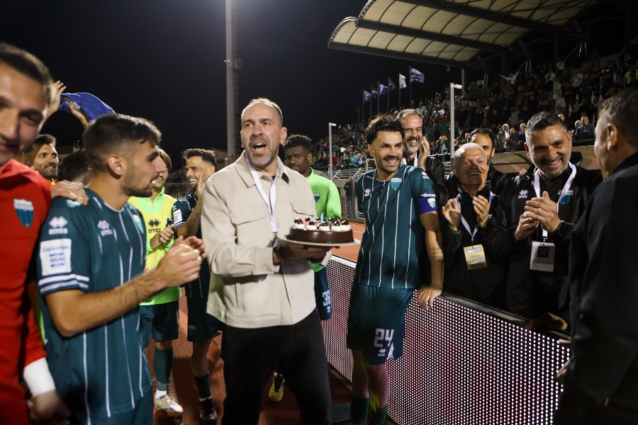 Λεβαδειακός: Ο Παπαδόπουλος έσβησε κεράκια στο γήπεδο - Κόσμος και παίκτες έγιναν «ένα»