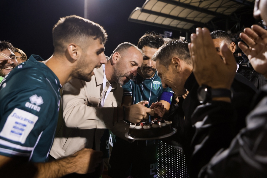 Λεβαδειακός: Ο Παπαδόπουλος έσβησε κεράκια στο γήπεδο - Κόσμος και παίκτες έγιναν «ένα»