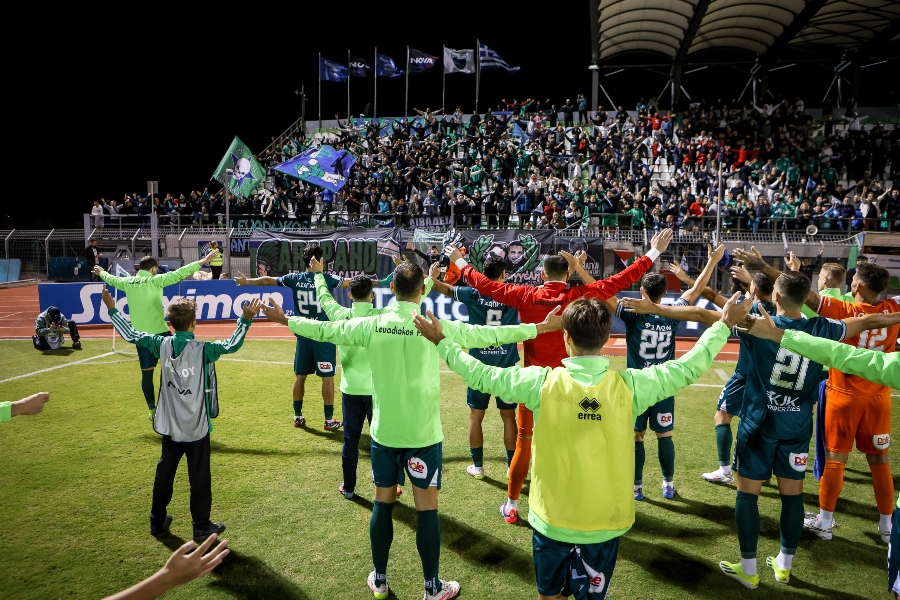 Λεβαδειακός: Ο Παπαδόπουλος έσβησε κεράκια στο γήπεδο - Κόσμος και παίκτες έγιναν «ένα»