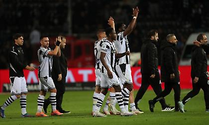 Το φιλί του Λουτσέσκου στον Τάισον και το ξέσπασμα με το σφύριγμα της λήξης: Η παρακάμερα του ΠΑΟΚ-Ολυμπιακός