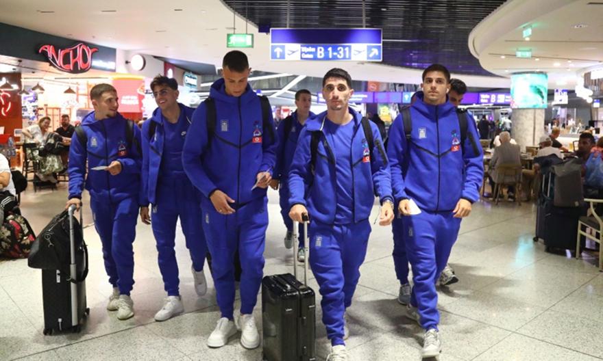 Με χαμόγελα και πίστη για το διπλό η αναχώρηση της Εθνικής ομάδας για Γλασκώβη