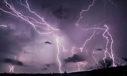 Καιρός: Επιμένουν οι καταιγίδες και οι ισχυροί άνεμοι – Πτώση της θερμοκρασίας