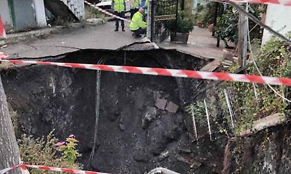 Συναγερμός στο Ξηρόμερο: Εκκενώθηκαν σπίτια λόγω του τεράστιου κρατήρα μέσα σε χωριό