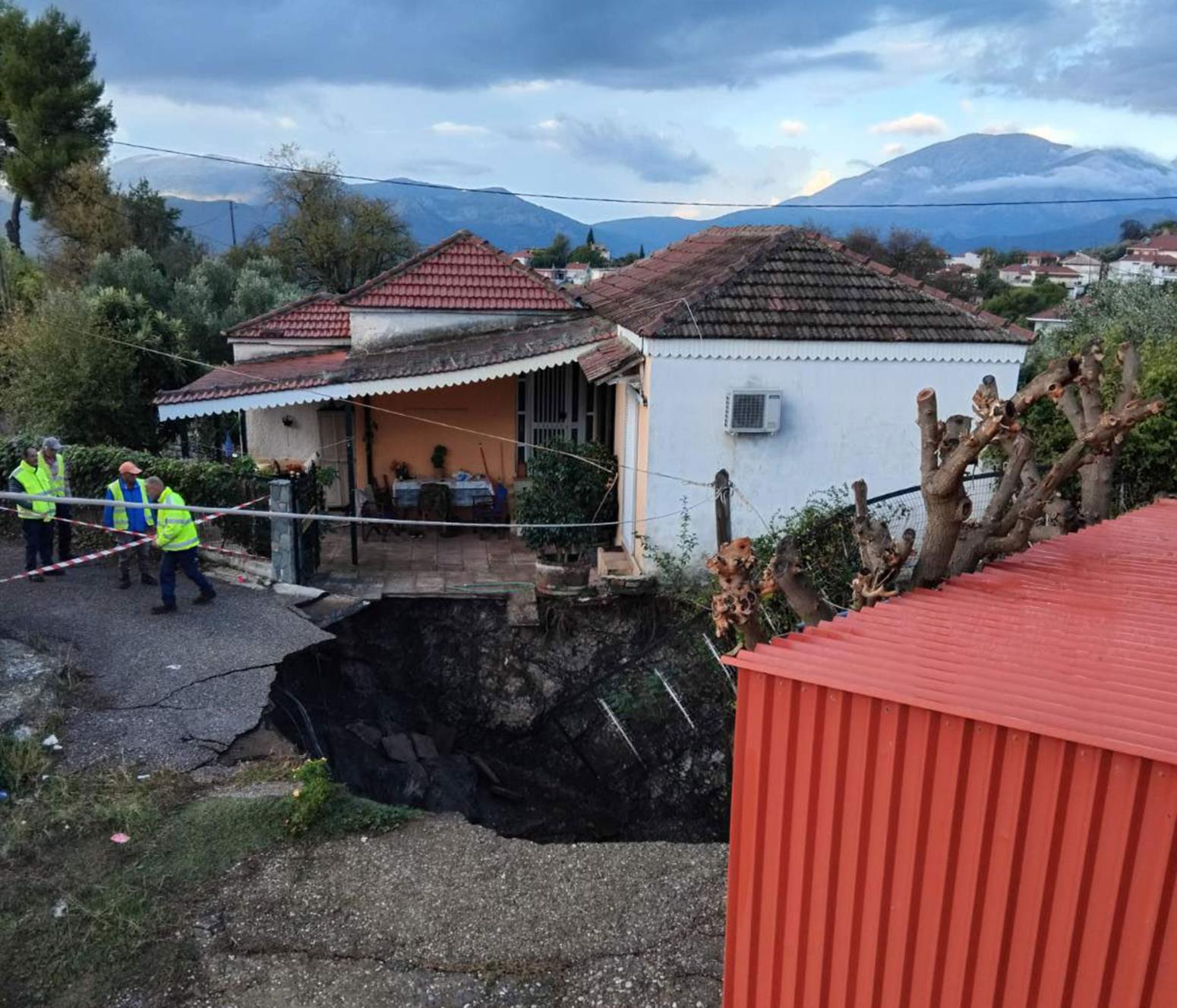 Ξηρόμερο: Τεράστιος κρατήρας μέσα σε χωριό – Εκκενώθηκαν σπίτια
