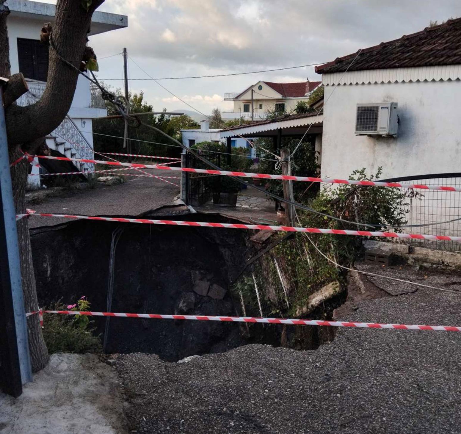 Ξηρόμερο: Τεράστιος κρατήρας μέσα σε χωριό – Εκκενώθηκαν σπίτια