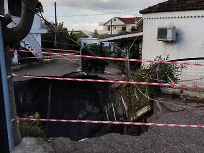 Τεράστιος κρατήρας σε χωριό της Αιτωλοακαρνανίας