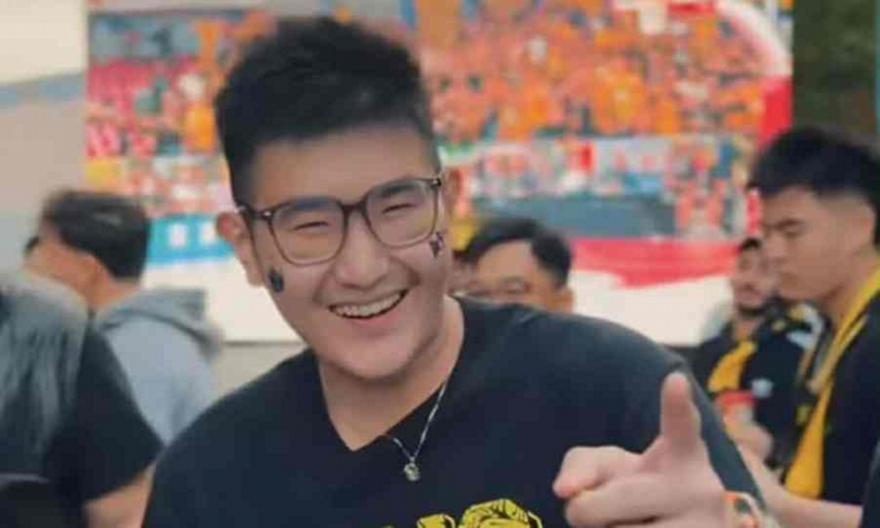 Τρελαμένος με τον Άρη ο Σιάο: Βάφτηκε στα κιτρινόμαυρα και έκανε σουτάκια έξω από το «Αλεξάνδρειο»!