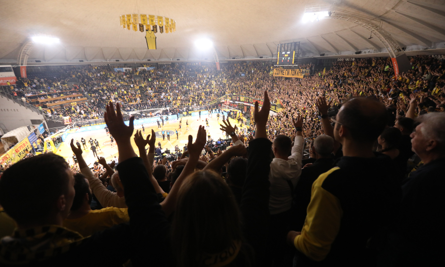 Άρης-Χάμπουργκ Τάουερς: Υπέροχη ατμόσφαιρα με χιλιάδες χαρτάκια στο κατάμεστο Αλεξάνδρειο