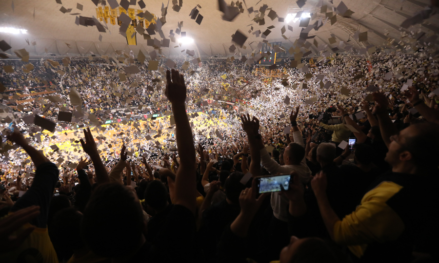 Άρης-Χάμπουργκ Τάουερς: Υπέροχη ατμόσφαιρα με χιλιάδες χαρτάκια στο κατάμεστο Αλεξάνδρειο