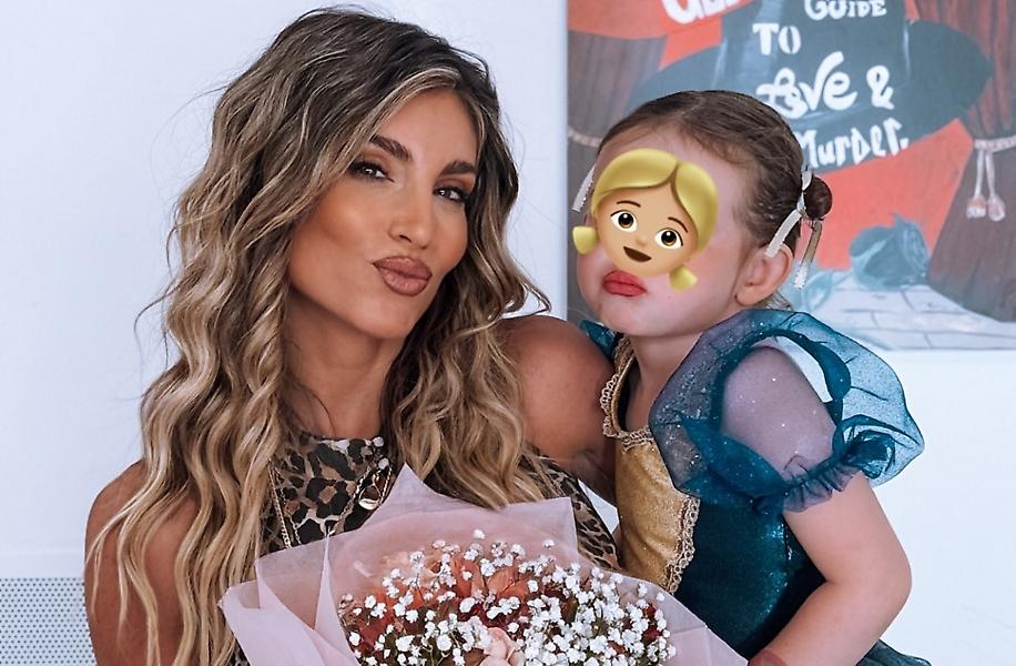 Αθηνά Οικονομάκου: Έχει κάνει την κόρη της σαν… τα μούτρα της και -δικαίως- καμαρώνει!