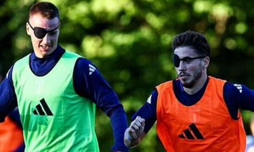 Ο προπονητής της Κ21 της εθνικής Ιταλίας βάζει τους παίκτες να προπονούνται με το ένα μάτι κλειστό!