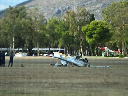 Δύο τραυματίες από την πτώση εκπαιδευτικού αεροσκάφους στο Τατόι - Η ανακοίνωση της Πολεμικής Αεροπορίας
