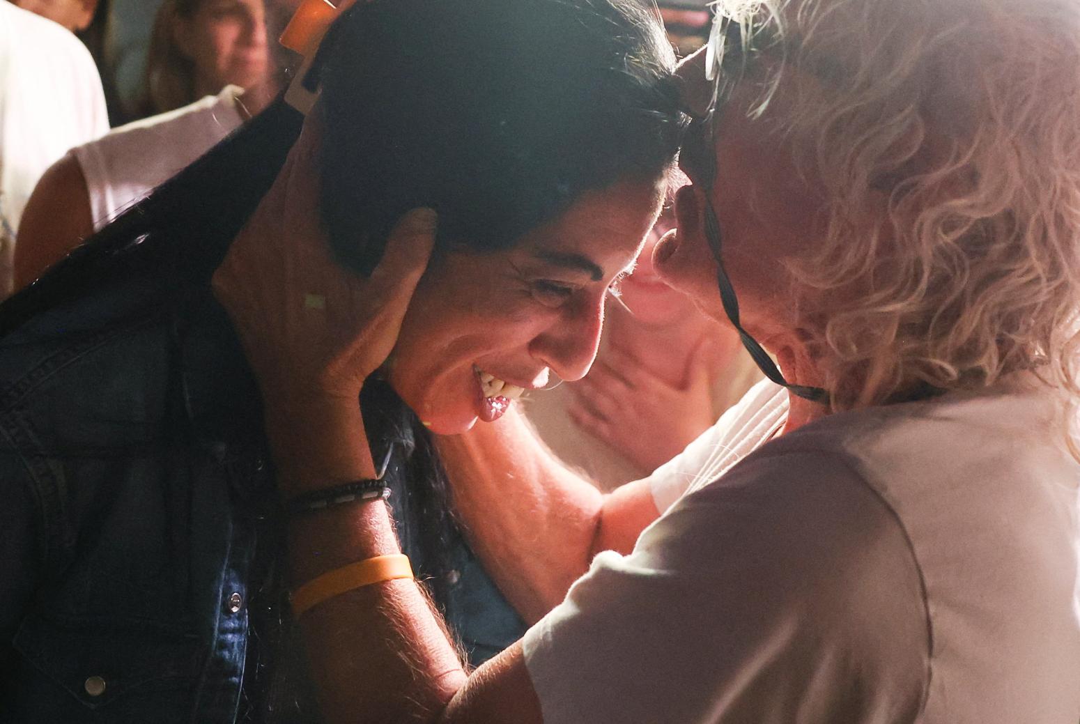 Δάκρυα χαράς και πυροτεχνήματα: Πώς υποδέχτηκαν Ισραηλινοί και Παλαιστίνιοι τη συμφωνία