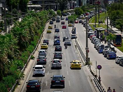 Στο «κόκκινο» η παραλιακή - Προβλήματα και στη Λ. Βουλιαγμένης λόγω σπασμένου αγωγού