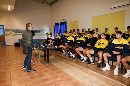 Κύριος και στο «αντίο» του στον Παναιτωλικό ο Πετράκης: Αγκάλιασε τον Αναστασίου κι αποχαιρέτησε τους παίκτες!