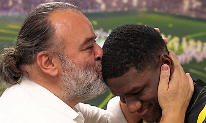 Το φιλί και η αγκαλιά του Ηλιόπουλου στον Ζίνι για την ανανέωση του συμβολαίου του!