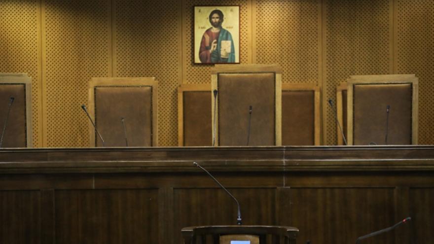 Επίθεση με τσεκούρι στη ΔΟΥ Κοζάνης: «Επιασα τη λαβή και πάλευα»