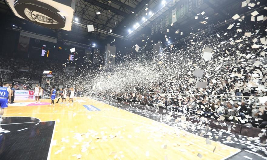 Μαγική ατμόσφαιρα από τους φίλους του ΠΑΟΚ με χιλιάδες χαρτάκια στο Παλατάκι!