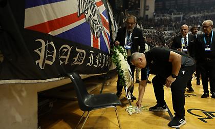 Συγκίνηση πριν το ντέρμπι στο Παλατάκι: Κατάθεση στεφάνων από ΠΑΟΚ και Ηρακλή στη μνήμη των νεκρών των Τεμπών
