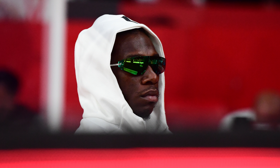 Ολυμπιακός-Παναθηναϊκός: Με γυαλιά ηλίου και κουκούλα στον πάγκο του ΣΕΦ ο Ναν