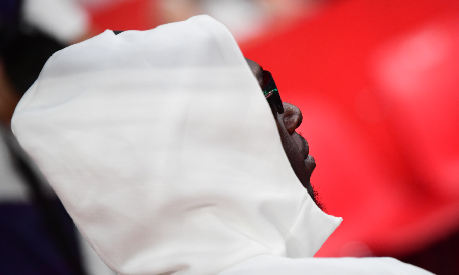 Ολυμπιακός-Παναθηναϊκός: Με γυαλιά ηλίου και κουκούλα στον πάγκο του ΣΕΦ ο Ναν