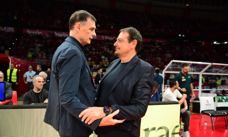 Ολυμπιακός-Παναθηναϊκός: Μπαρτζώκας και Αταμάν τα είπαν χαμογελαστοί στη χειραψία τους