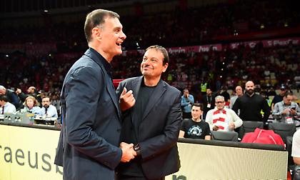 Μπαρτζώκας και Αταμάν τα είπαν χαμογελαστοί στη χειραψία τους πριν από την έναρξη του ντέρμπι