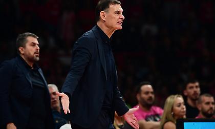 Κάλεσε time out εμφανώς εκνευρισμένος με τους παίκτες του ο Μπαρτζώκας