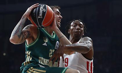 Οι πόντοι από τον πάγκο κάνουν τη διαφορά στο πρώτο ημίχρονο του ντέρμπι των «αιωνίων»