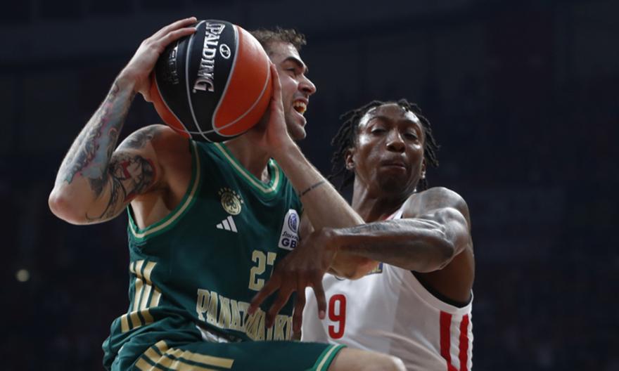 Οι πόντοι από τον πάγκο κάνουν τη διαφορά στο πρώτο ημίχρονο του ντέρμπι των «αιωνίων»